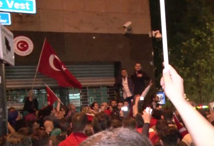 Turkse Nederlanders vieren feest na opeisen winst door Erdogan