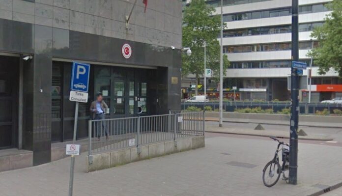 Man steekt zichzelf in brand in Turks consulaat te Rotterdam